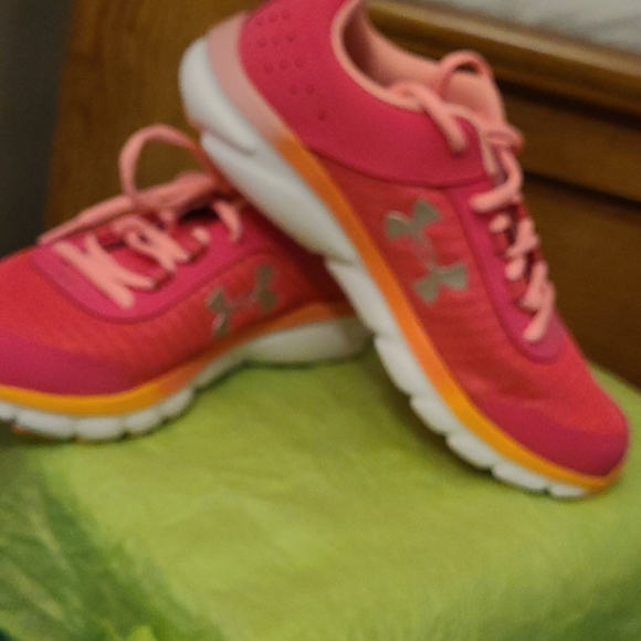 NWT Youth Under Armour Running Shoes - Picture 3 of 7